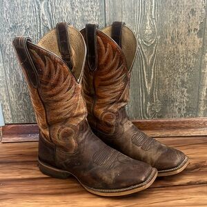 Men’s size 9.5 EE Distressed Style Ariat Boots